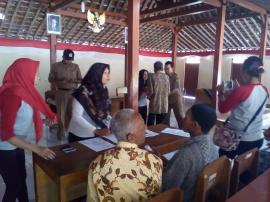 Dinsos Bersama-sama dengan LKS Kinasih Salurkan Bantuan