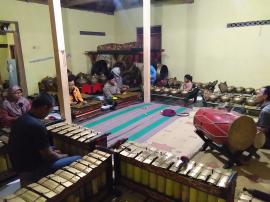 Lestarikan Budaya, Bapak Jasman Kenalkan Gamelan Kepada Perangkat Desa