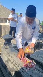 ZIARAH MAKAM MANTAN LURAH JADI BAGIAN RANGKAIAN HUT KE-110 KALURAHAN PLEMBUTAN