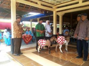 Penyerahan kenang-kenangan dari Warga Toboyo kepad